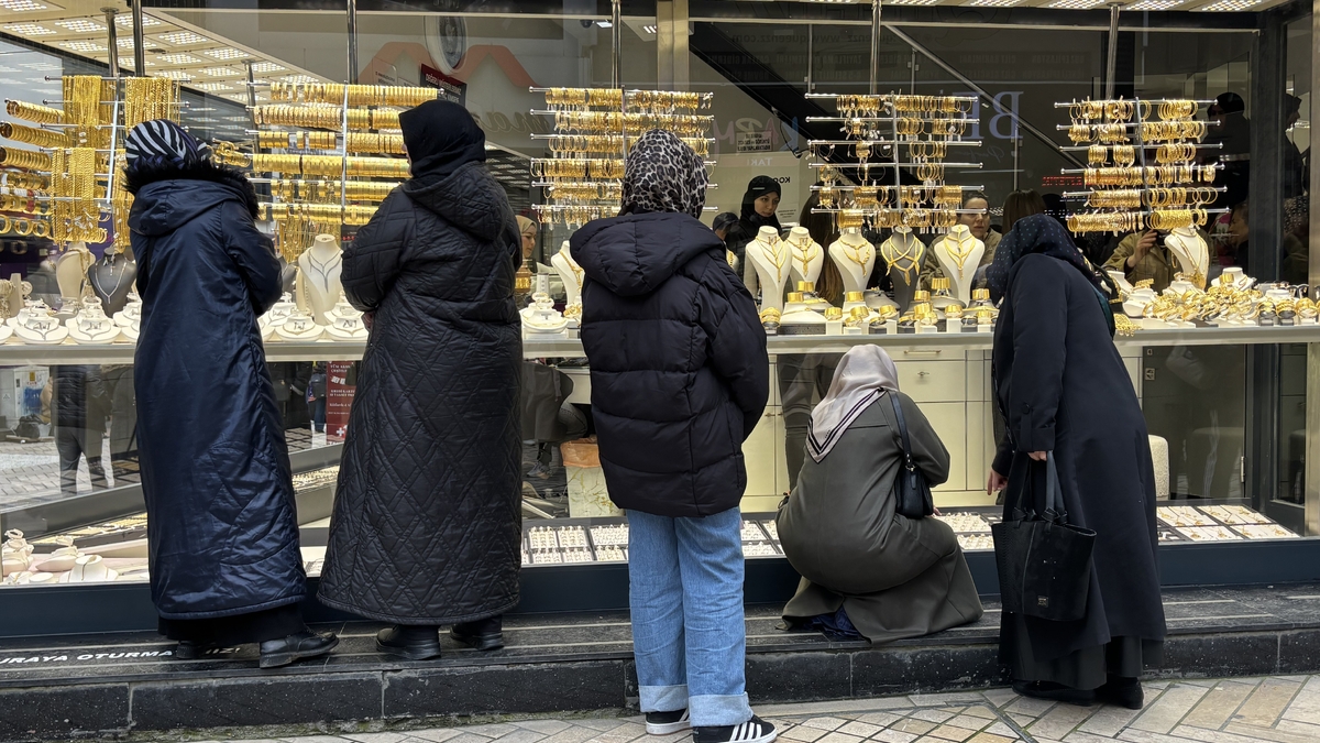 Altın almak için kuyruğa girdiler