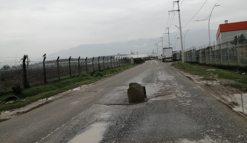 Aman dikkat yol ortasında dev çukur var