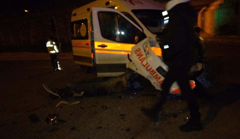 ambulans-ile-isci-tasiyan-minibus-carpisti-8-yaralirm1sb3f4ly