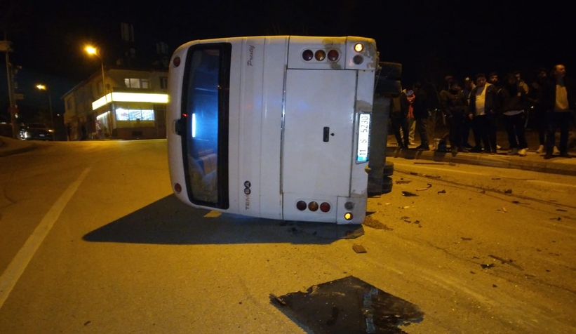 ambulans-ile-isci-tasiyan-minibus-carpisti-8-yaralirm1sb3f4ly