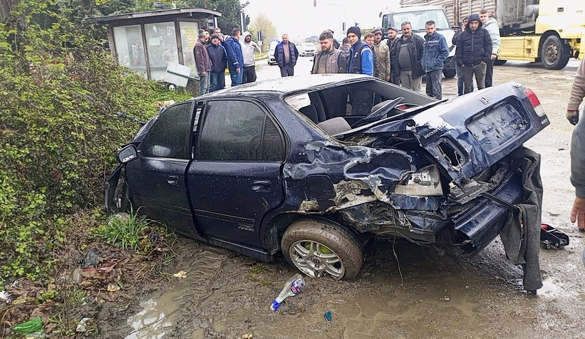 Ambulans ile otomobil çarpıştı: 6 yaralı