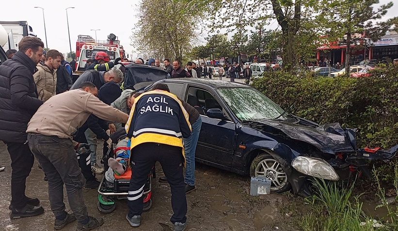 Ambulans ile otomobil çarpıştı: 6 yaralı