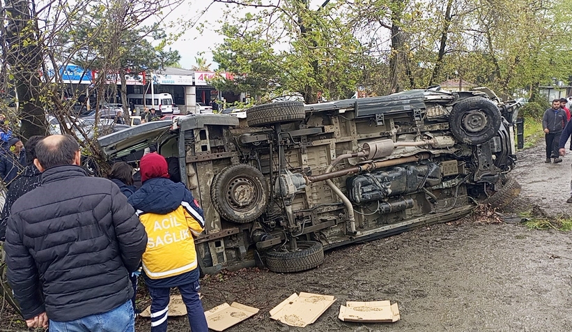 Ambulans ile otomobil çarpıştı: 6 yaralı