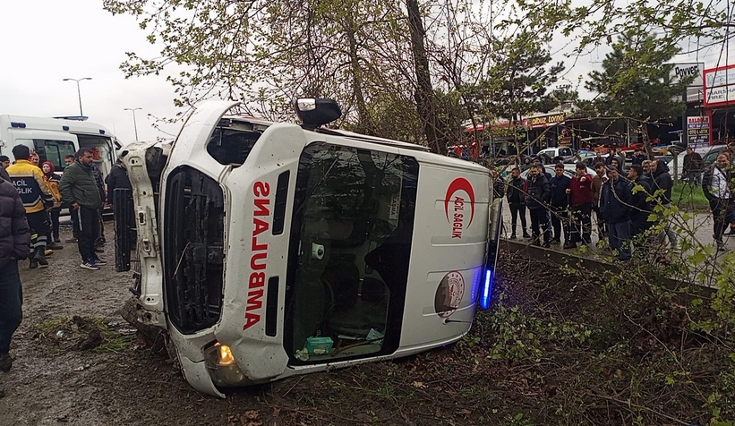 Ambulans ile otomobil çarpıştı: 6 yaralı