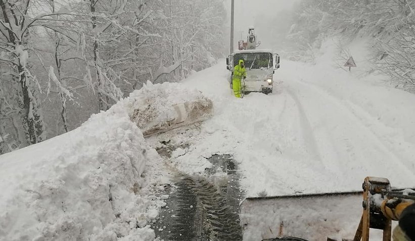 Ambulans kara saplandı doğum hastası mahsur kaldı