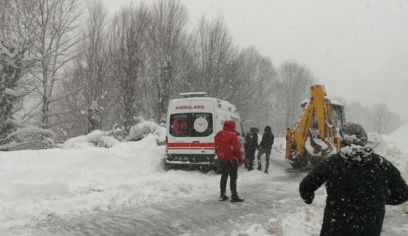 Ambulans kara saplandı doğum hastası mahsur kaldı