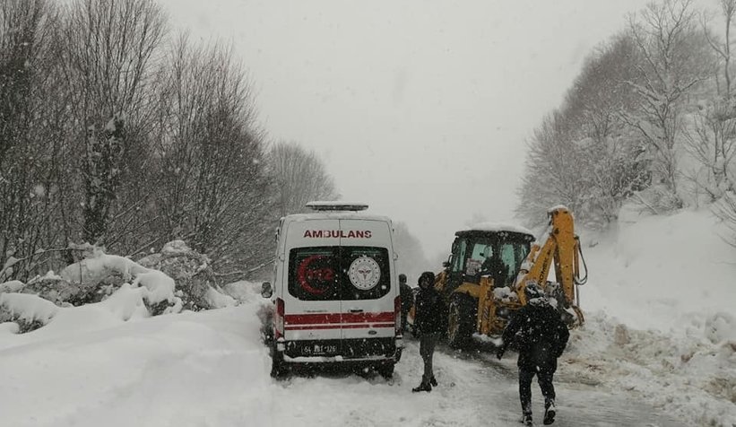 Ambulans kara saplandı doğum hastası mahsur kaldı
