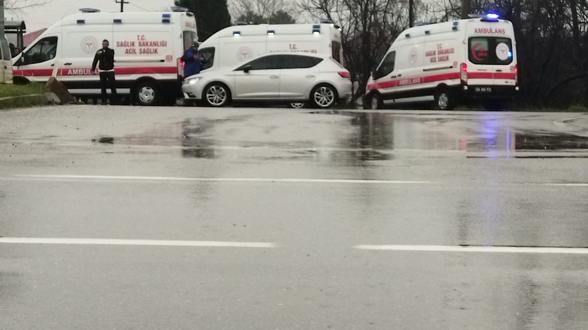 Ambulans ve işçi servisinin çarpıştı: 11 yaralı var