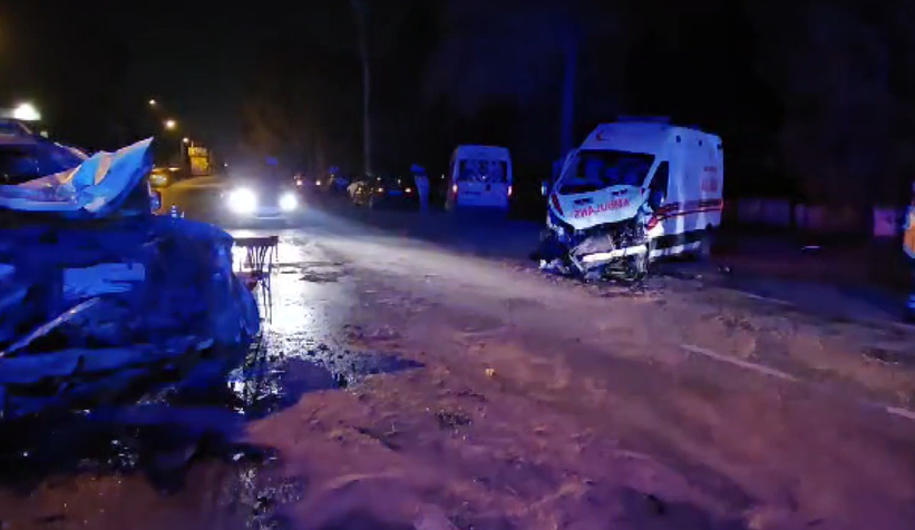 ambulansin-da-karistigi-kazada-1-kisi-oldu-3-saglik-calisani-yaralibjhmttfsuu