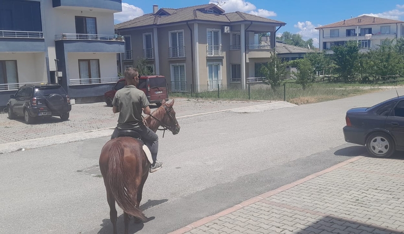 amcasinin-oglunun-atla-gel-istegine-gercekten-atla-geldiukmvrhntqj