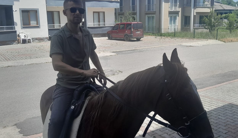 amcasinin-oglunun-atla-gel-istegine-gercekten-atla-geldiukmvrhntqj