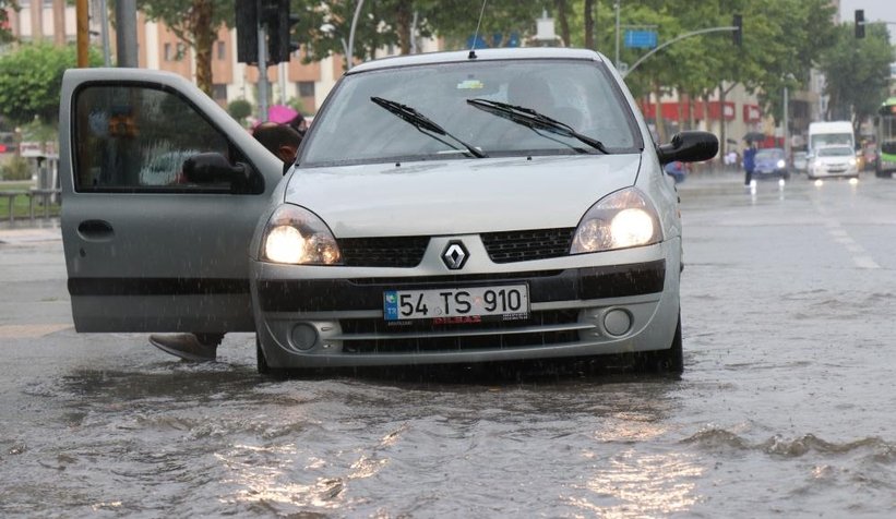 Aniden bastıran sağanak hayatı olumsuz etkiledi