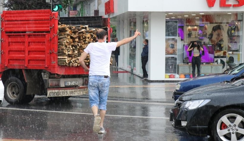 Aniden bastıran sağanak hayatı olumsuz etkiledi