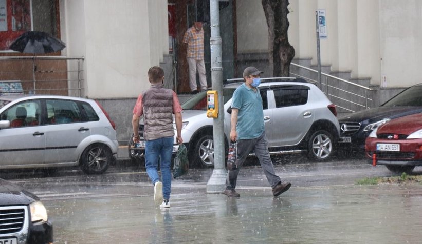 Aniden bastıran sağanak hayatı olumsuz etkiledi