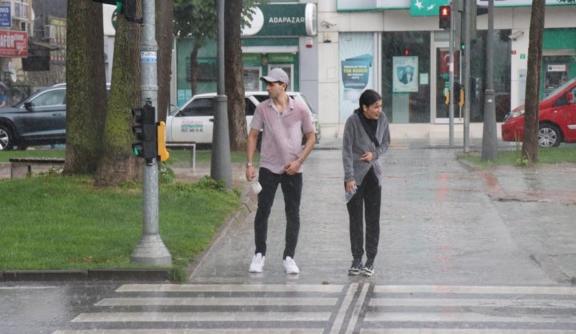 Aniden bastıran sağanak hayatı olumsuz etkiledi