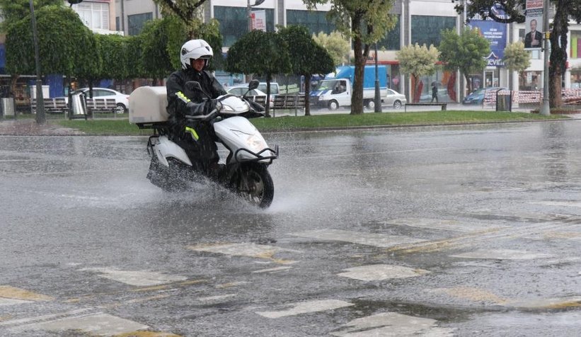 Aniden bastıran sağanak hayatı olumsuz etkiledi