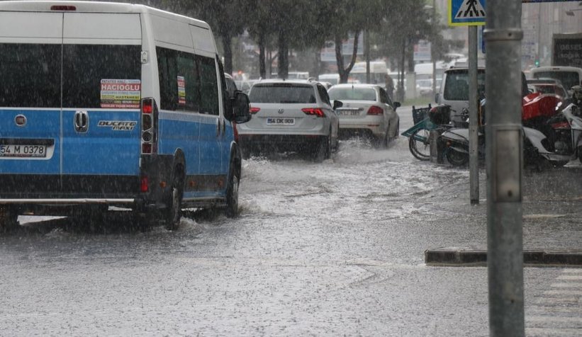 Aniden bastıran sağanak hayatı olumsuz etkiledi