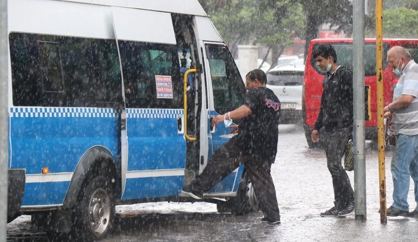 Aniden bastıran sağanak hayatı olumsuz etkiledi