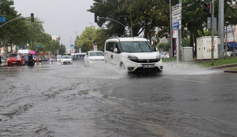 Aniden bastıran sağanak hayatı olumsuz etkiledi