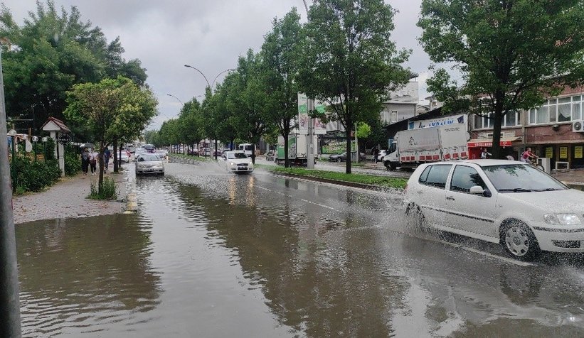 Aniden bastıran sağanak hayatı olumsuz etkiledi