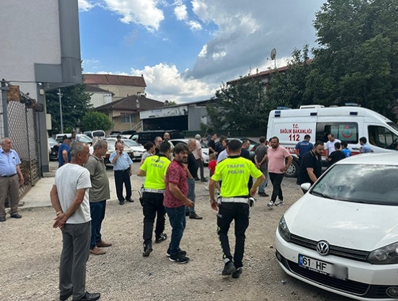 aniden-yola-cikti-otomobil-carptin21bd0rnwj