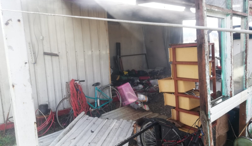 Anız ateşi barakayı küle çevirdi