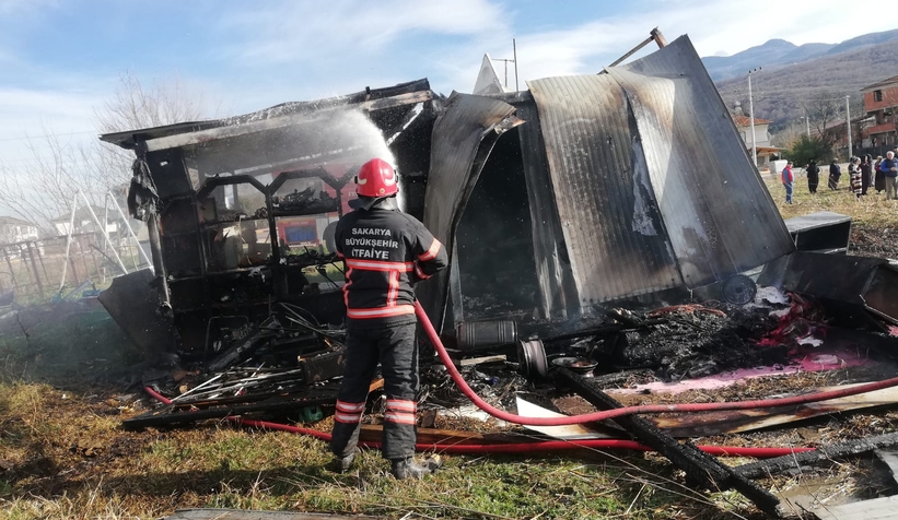 Anız ateşi barakayı küle çevirdi