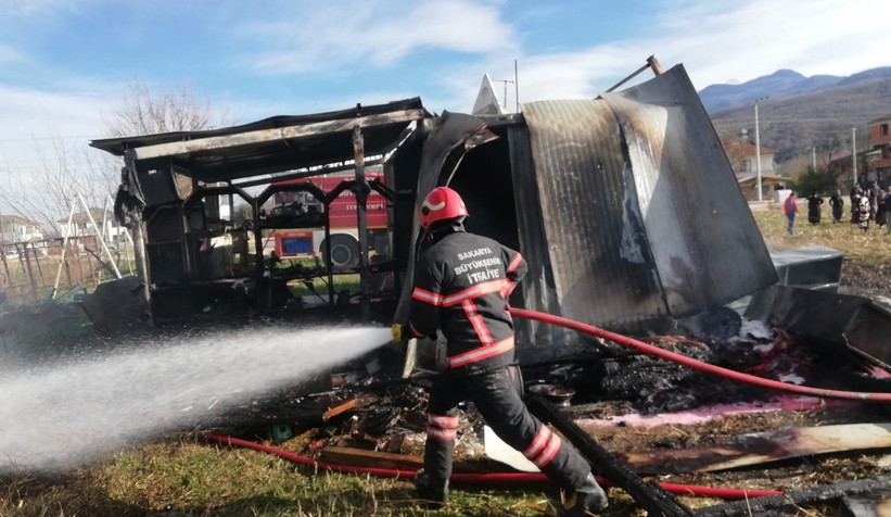 Anız ateşi barakayı küle çevirdi