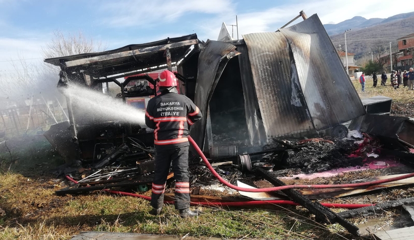 Anız ateşi barakayı küle çevirdi