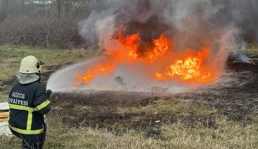 Anız yangınının büyümesini itfaiye engelledi