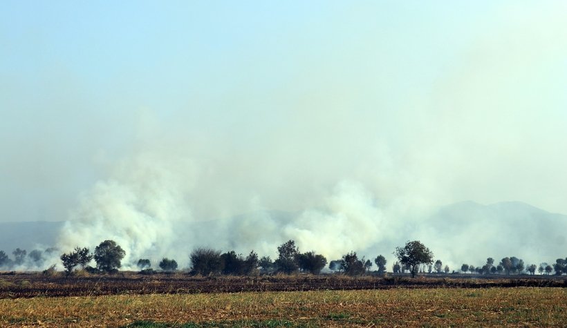 Anız yangınları şehri dumanla kapladı