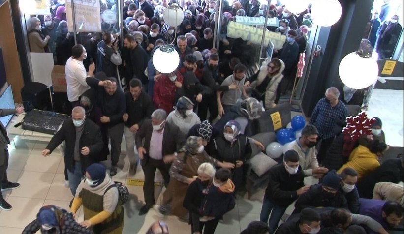 Ankara'da indirimli iPhone için birbirlerini ezdiler