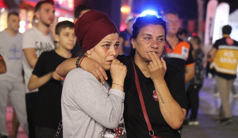 Anma programında gözyaşlarını tutamadılar