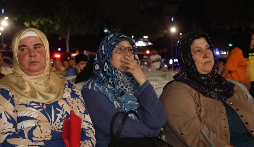 Anma programında gözyaşlarını tutamadılar