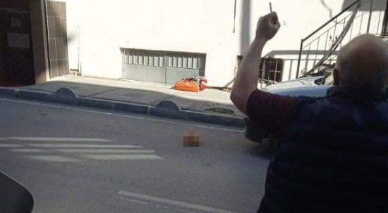 Annesinin başını kesip camdan aşağıya attı