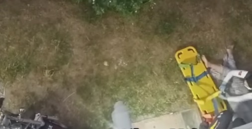 Apartman önünde ağır yaralı bulundu