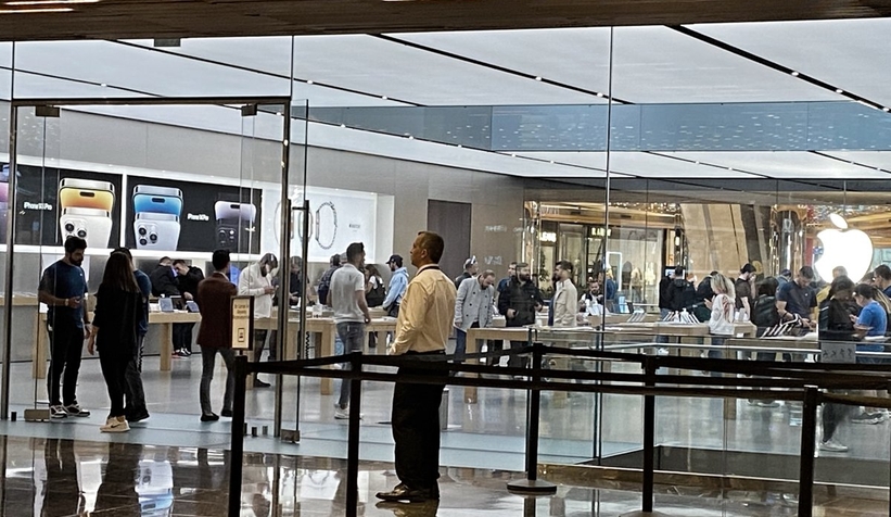 Apple mağazalarının önünde İPhone kuyruğu