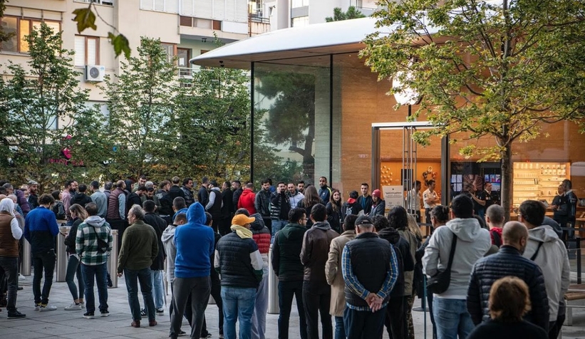 Apple mağazalarının önünde İPhone kuyruğu