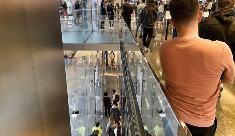 Apple mağazalarının önünde İPhone kuyruğu