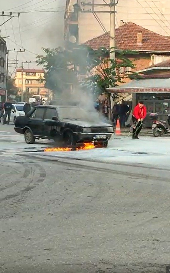 Araç alev aldı söndürme tüpünü alan koştu
