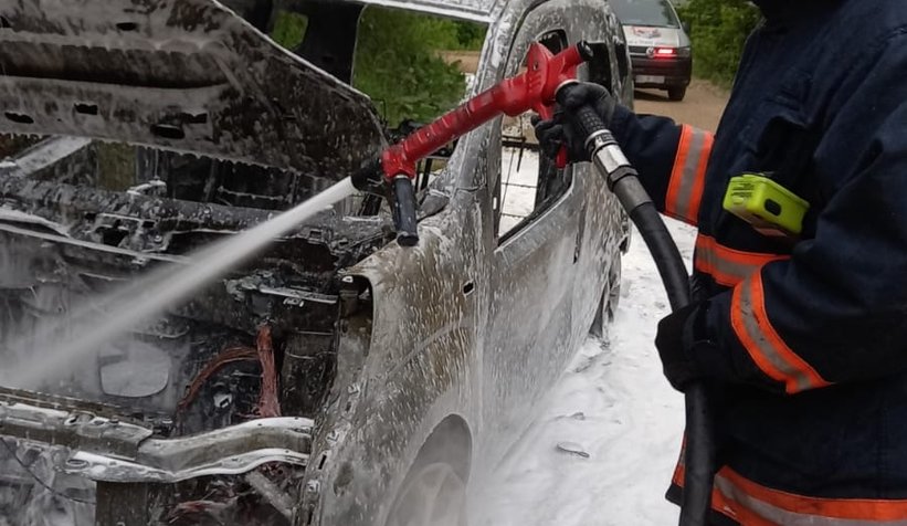 Araç alev alev yandı