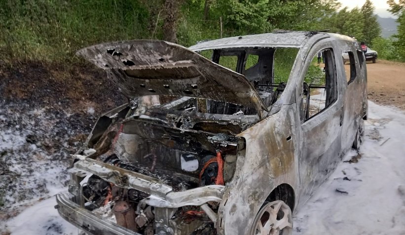 Araç alev alev yandı