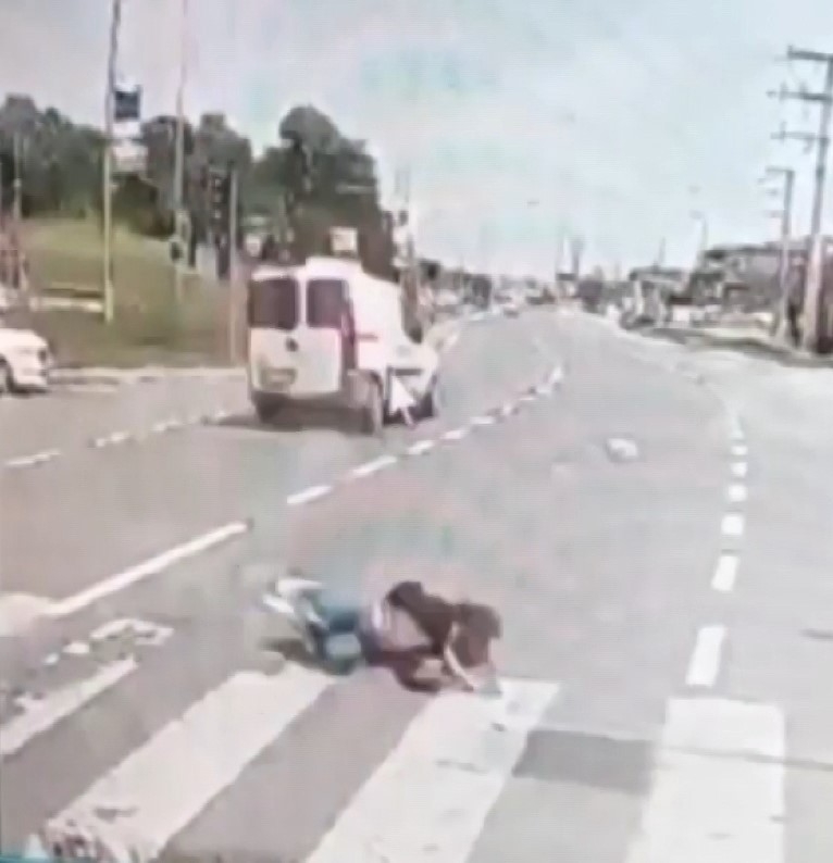 Araç çarptı, yerden kalkıp yoluna devam etti