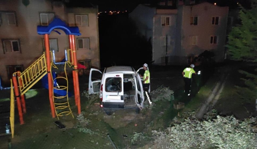 Araç çocuk parkına uçtu: 1 ölü, 1 yaralı