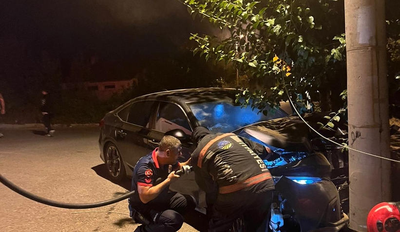 Araç direğe çarptı