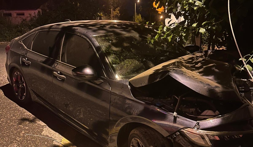 Araç direğe çarptı