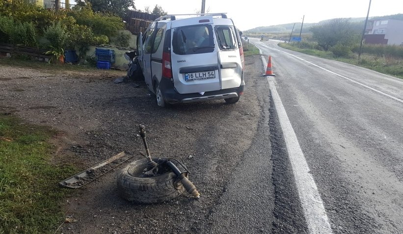 Araç elektrik direğine çarptı, 1 ölü, 1 yaralı