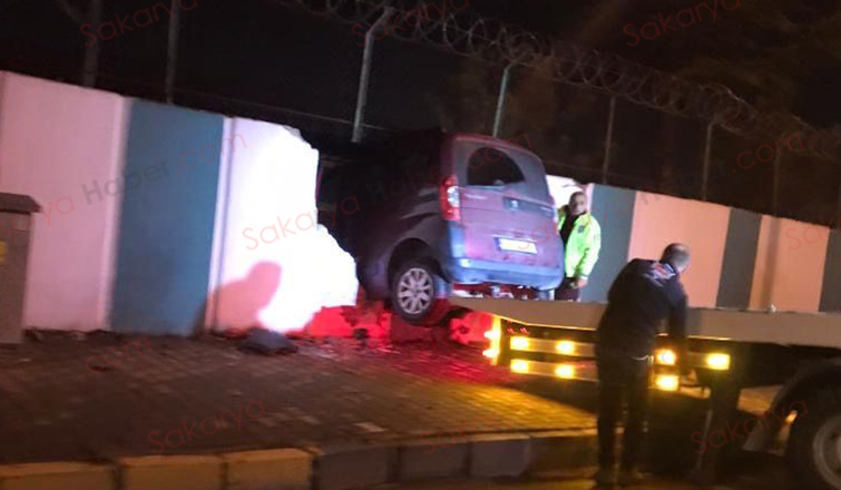 Araç fabrika duvarını yıkıp içeri girdi