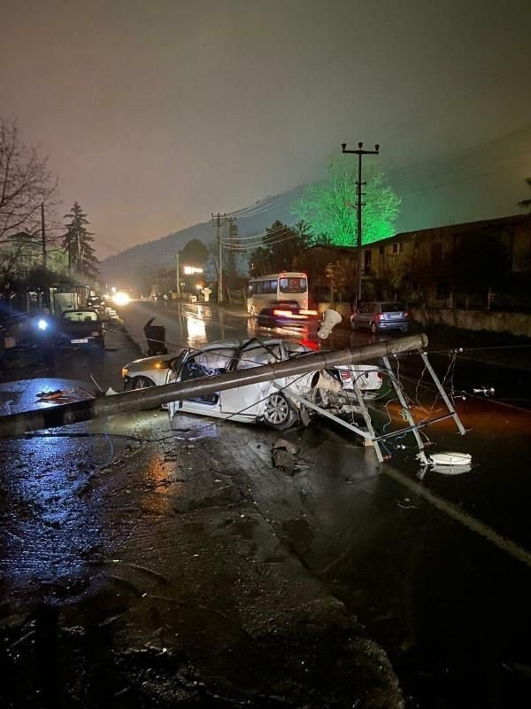 Araç hurdaya döndü, sürücü yaralı kurtuldu