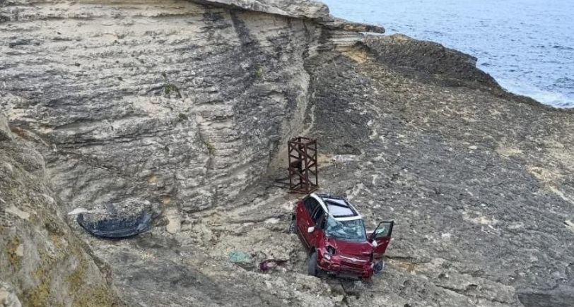 Araç pembe kayalıklardan uçtu